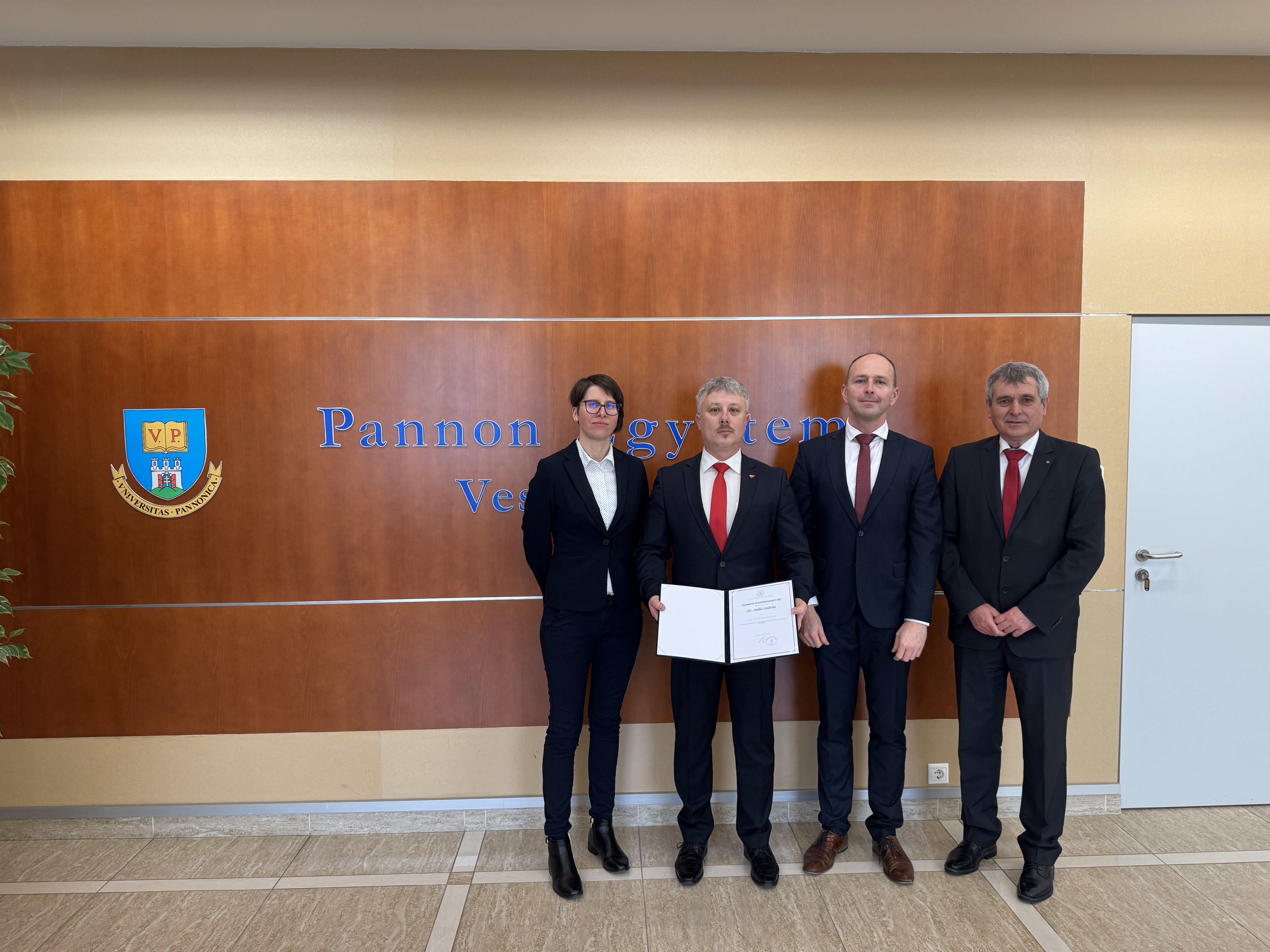 Pannónia felsőoktatásáért díjat kapott Dr. Holló András