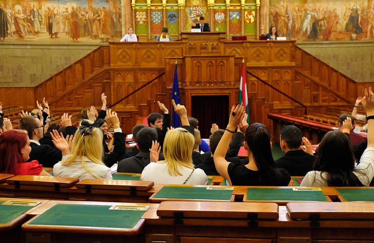 Mint-a-Parlament - törvényhozást modellező program hallgatóknak
